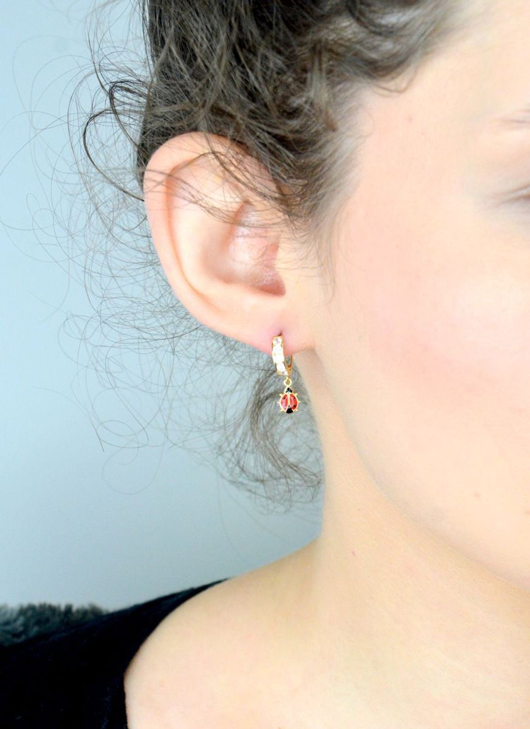 Kolczyki złote 585 z cyrkoniami i wiszącymi biedronkami KL 7885 wykonane z czerwonej emalii, wykonane ze złota próby 585 o wadze 1,80 grama idealnie będą prezentowały się 2.jpg